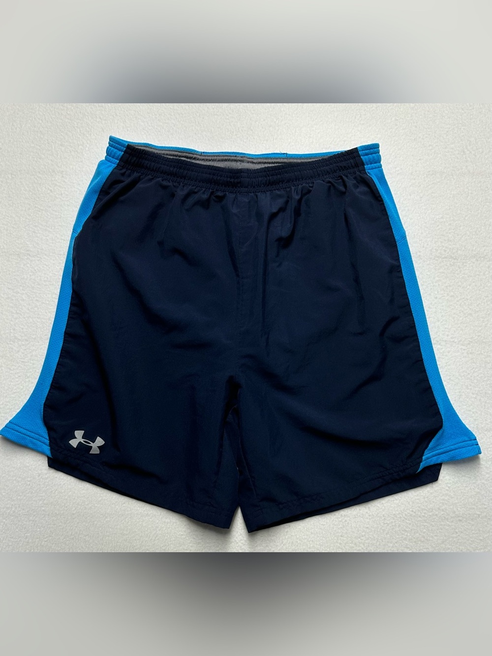Under Armour HeatGear Men’s Medium Athletic Shorts – 7” Inseam – Navy/Blue